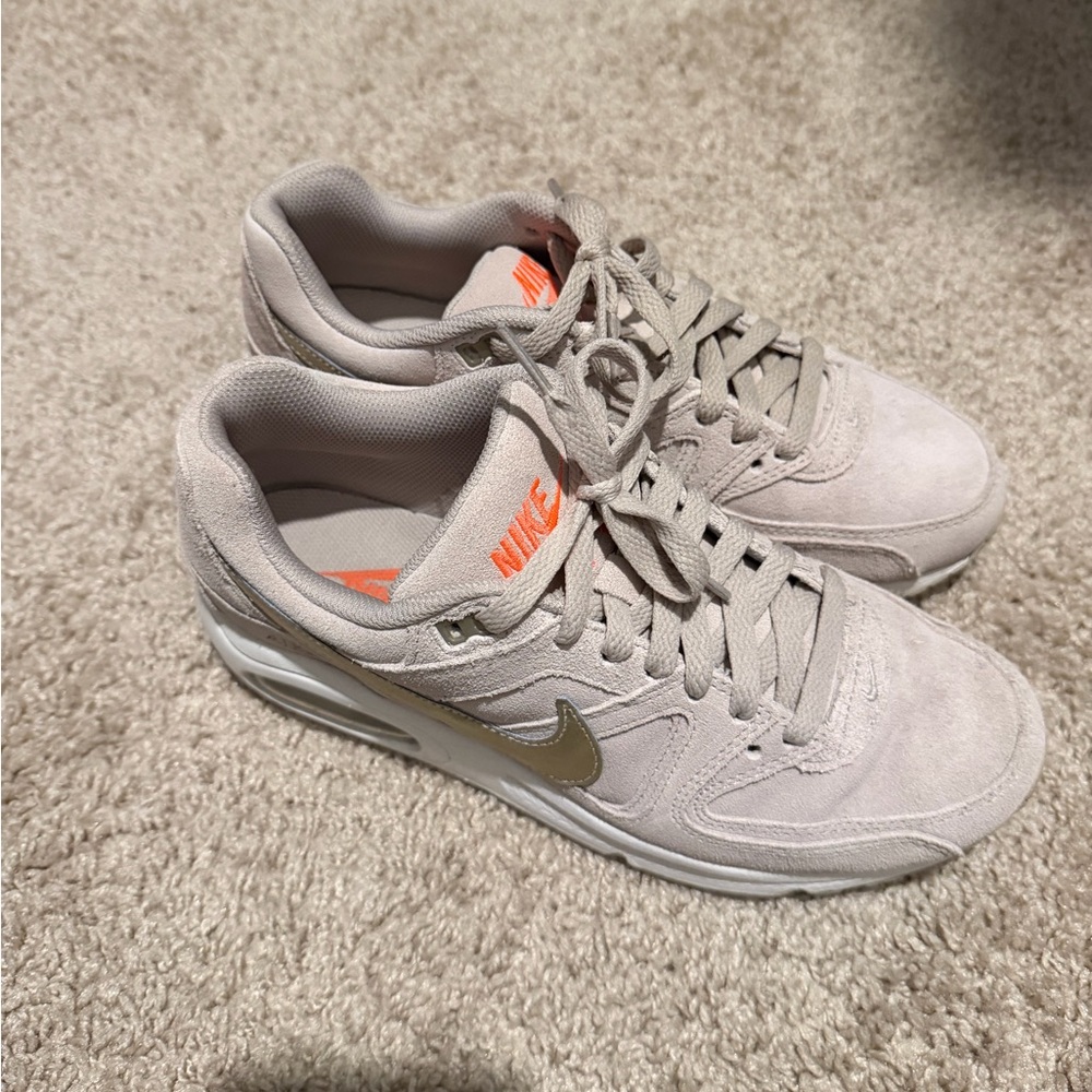 Women’s Nike Aur Max Command - Picture 2 of 7